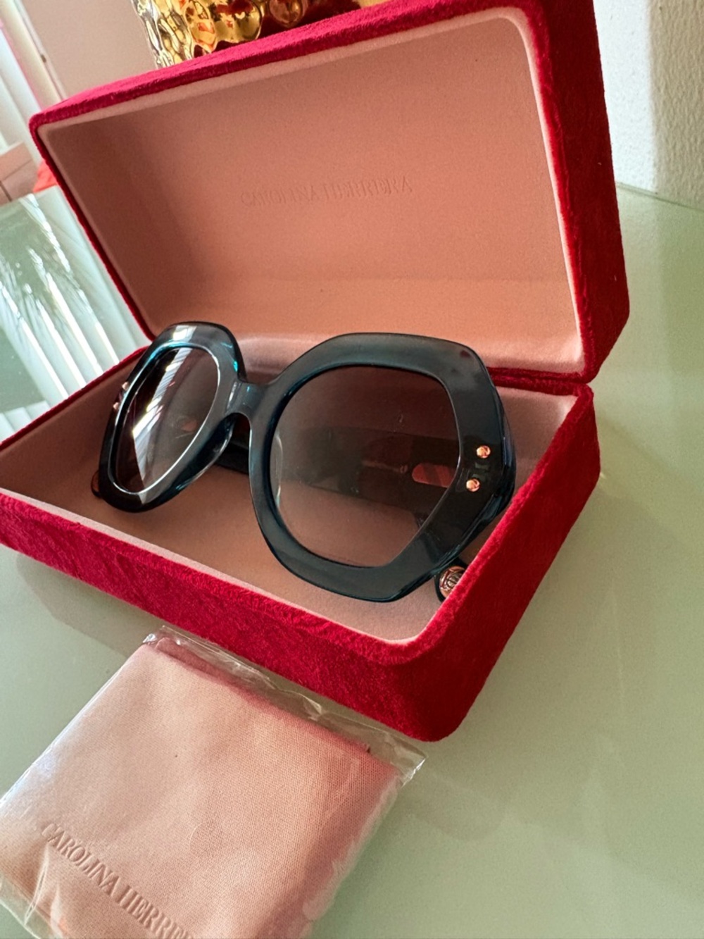 Carolina Herrera Oversized Sunglasses with Original Case - Picture 2 of 15